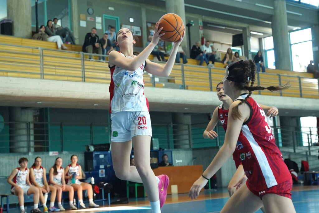 Una giocatrice va a canestro alla Black Panthers Cup
