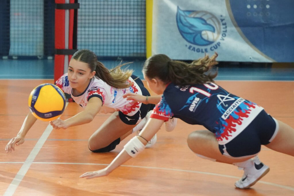 Due giocatrici si tuffano per recuperare la palla alla Eagle Cup Volley