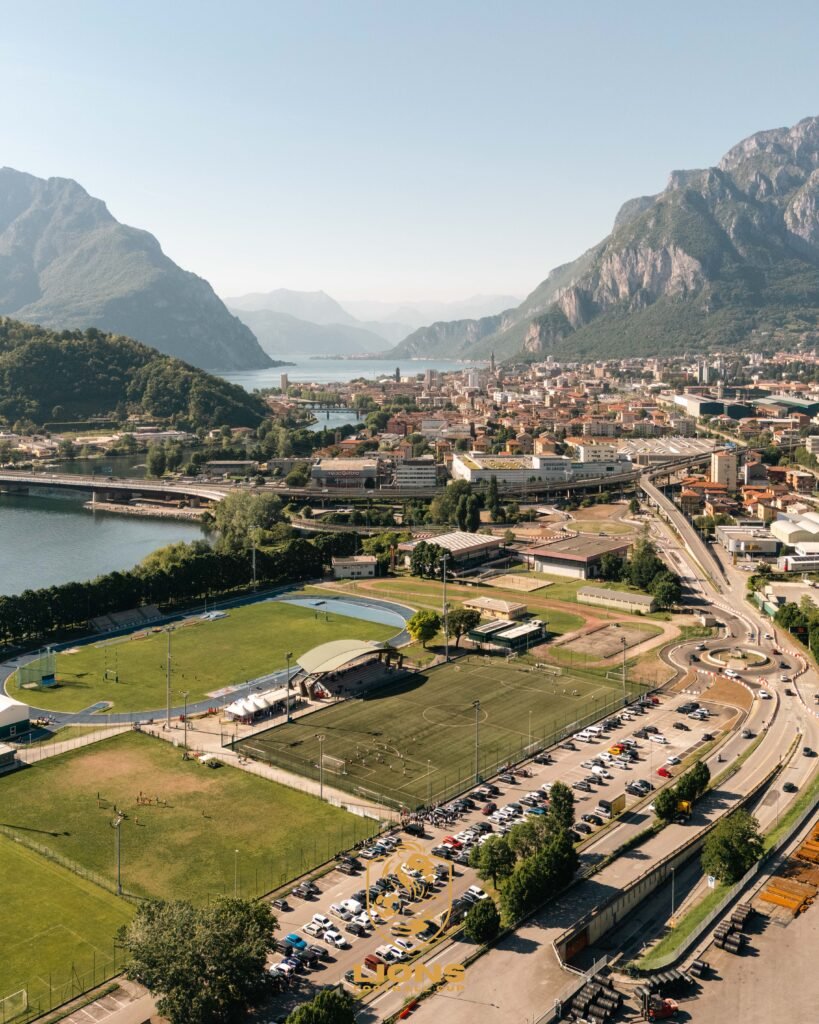 Lecco e il Lago di Como dal drone, con i campi sportivi in primo piano