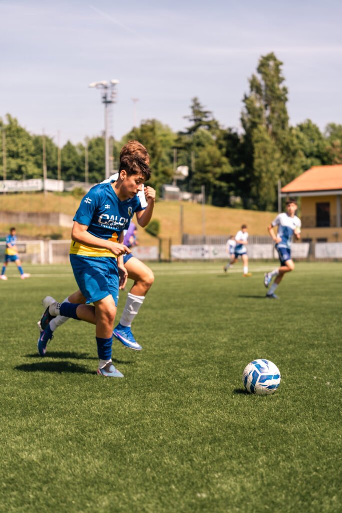 Un giocatore insegue il pallone alla Lions Football Cup